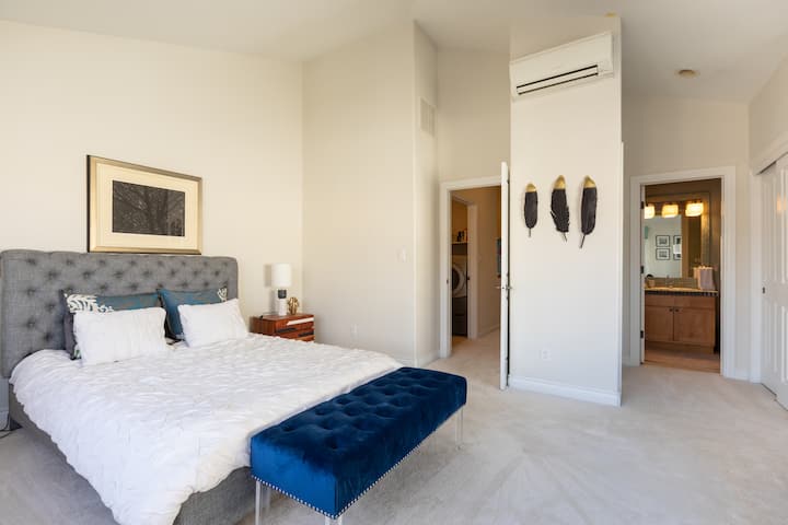 Bilik tidur tetamu dengan katil queen dan bilik mandi ensuite - tingkat atas