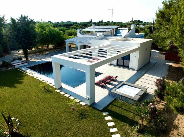 Villa with Pool and Hot Tub