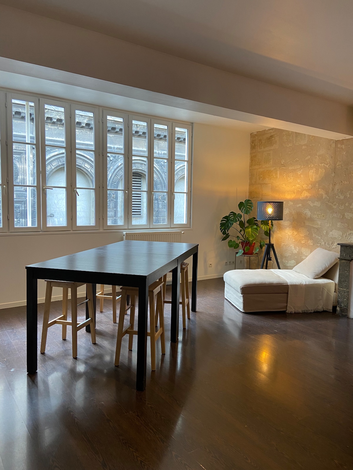 Successful Airbnb property: 94 m2 apartment. Place Gambetta in Bordeaux