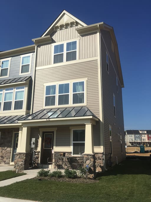 Three Story townhome w/ Private First Floor Suite
