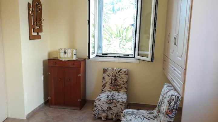 一楼卧室（ 4间卧室中的1间）