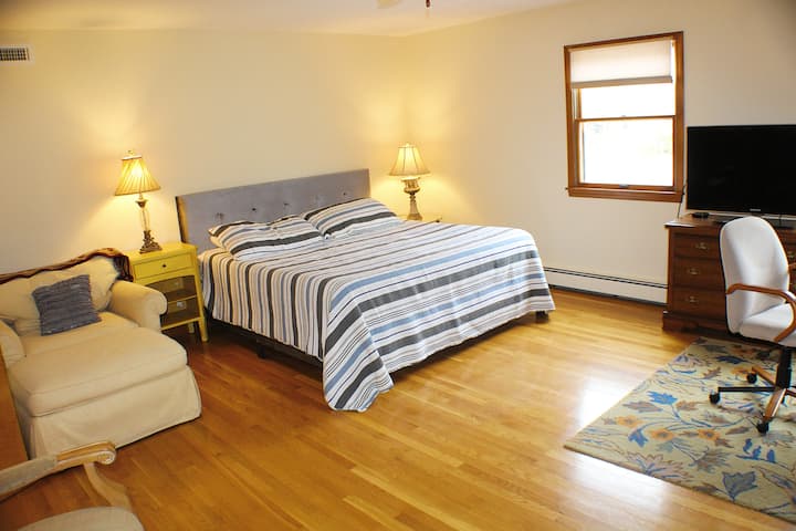 Cama tamaño king en uno de los dormitorios en el primer piso