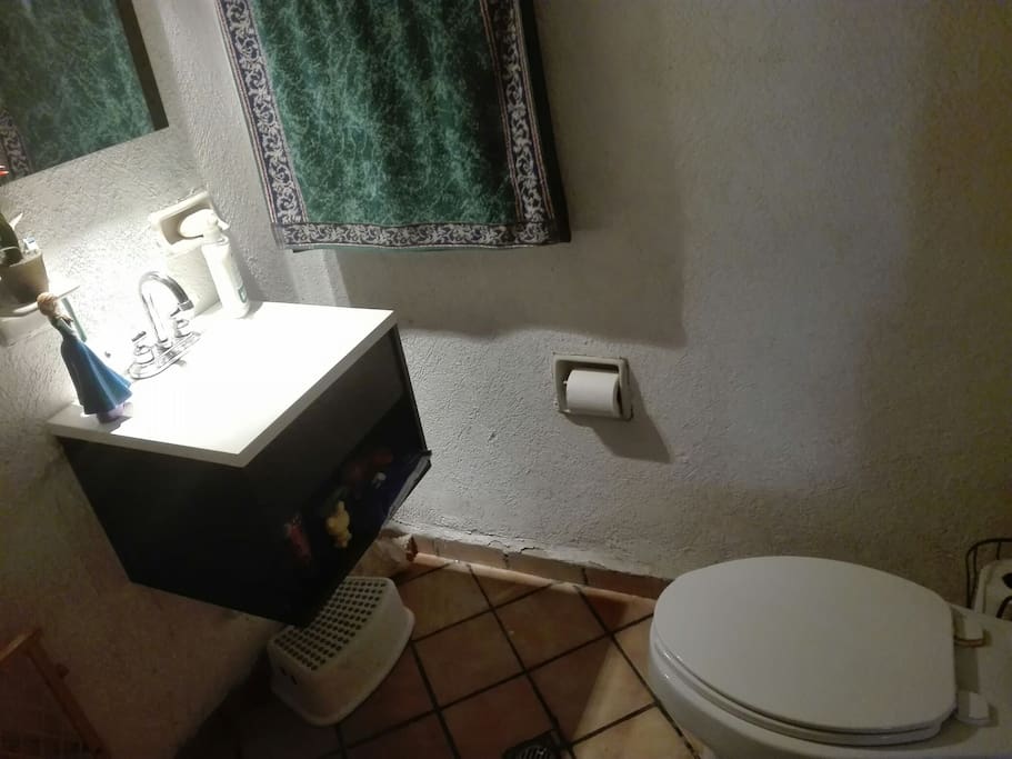 Medio baño, en primer piso