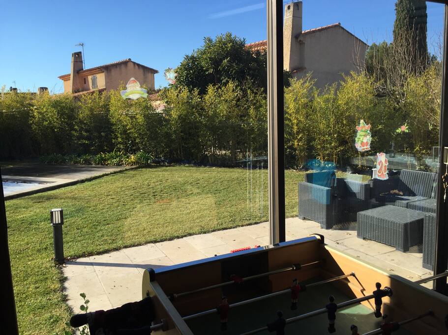 Véranda et jardin côté piscine