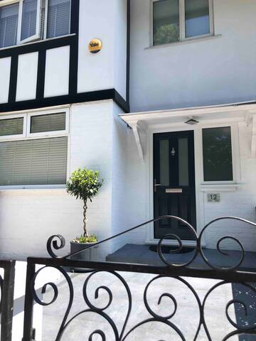 Light and Spacious 4 bed London Home Chiswick gallery image 2