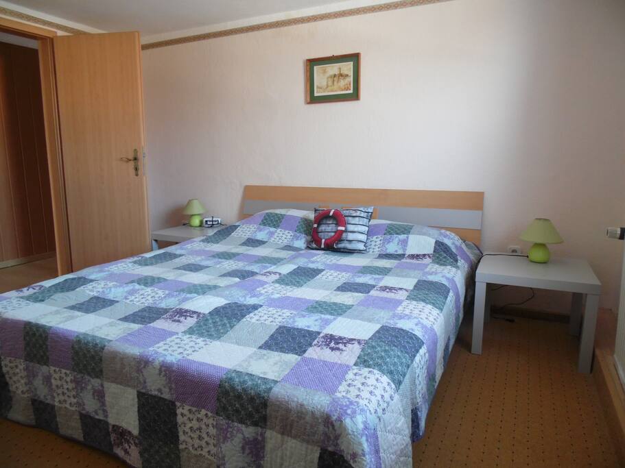 Schlafzimmer 1