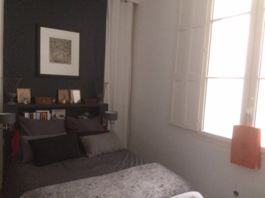 Chambre avec fenêtre donnant sur cour intérieure
