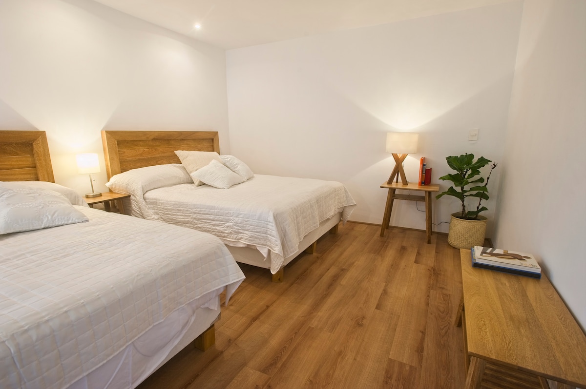 Spavaća soba 2 / 2 bračna kreveta (širine 150-179 cm)