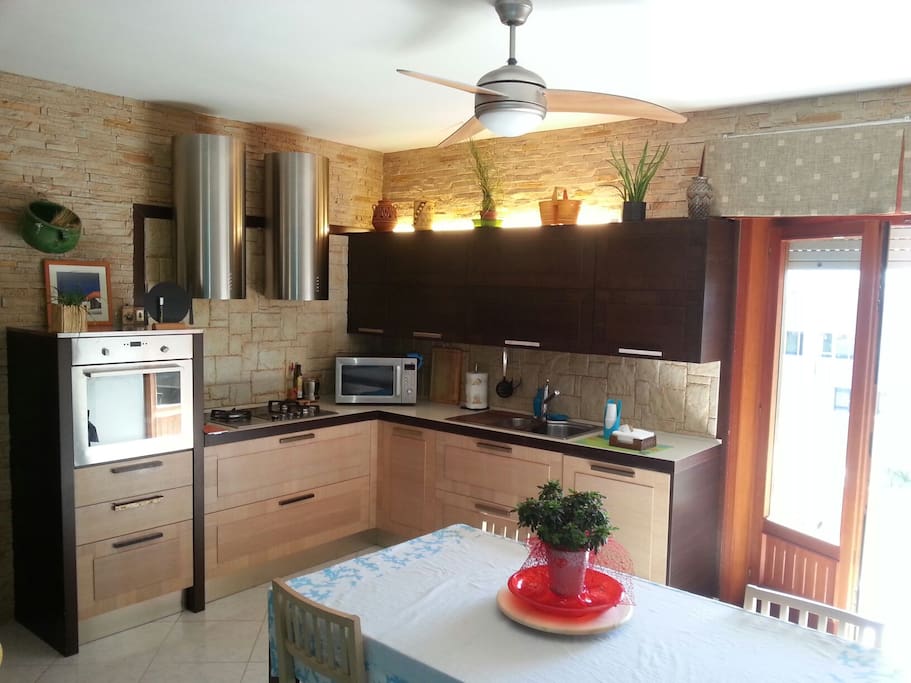 Cucina ampia e con tutti i confort