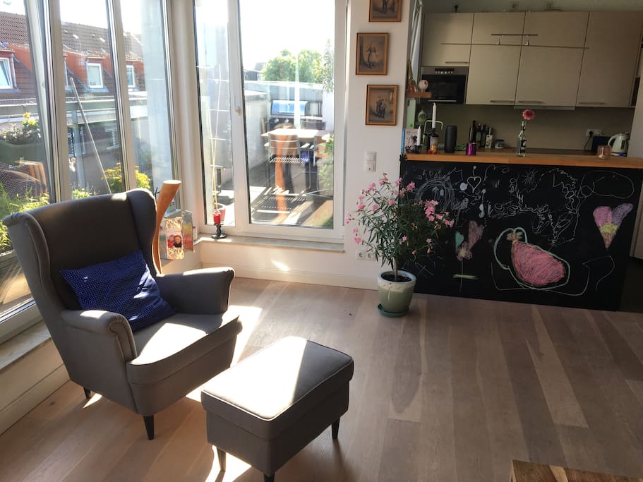 Offene Wohnküche mit Zugang zur Dachterrasse