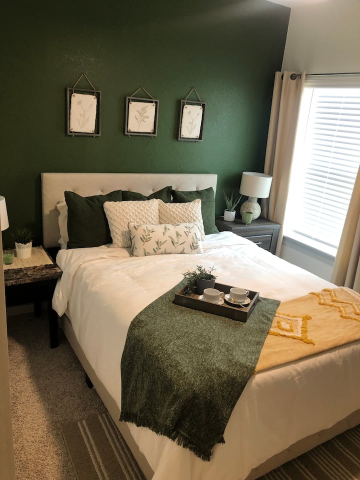 Спалня 2 - двойно легло в удобната спалня, дрешник и скрин. 