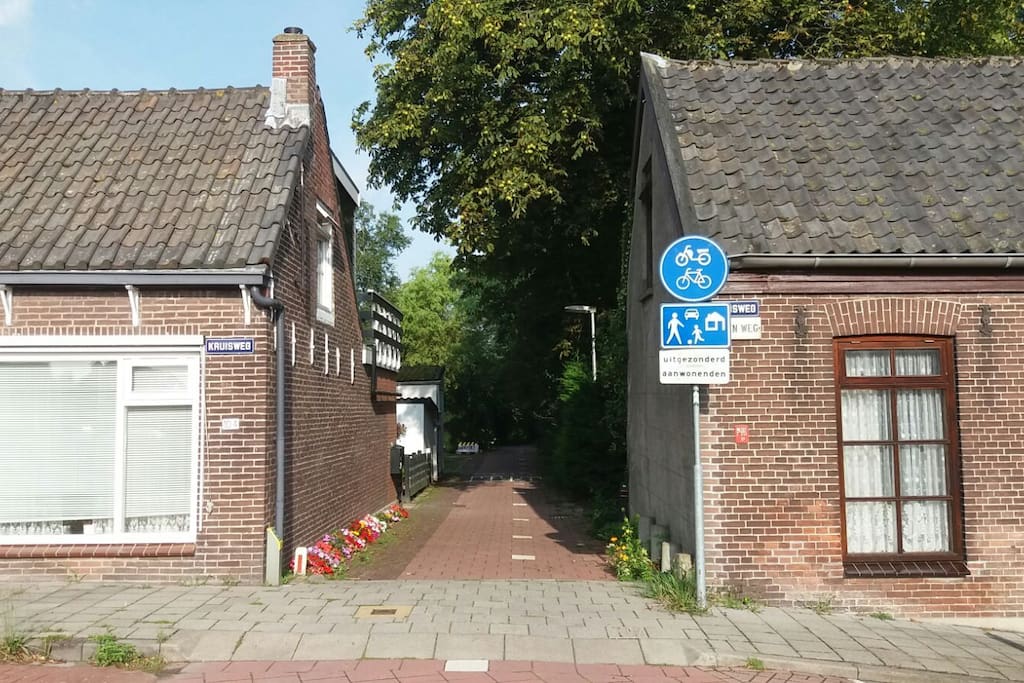 Toegangsweg naar de accommodatie (over fietspad, maar toegestaan voor bestemmingsverkeer)