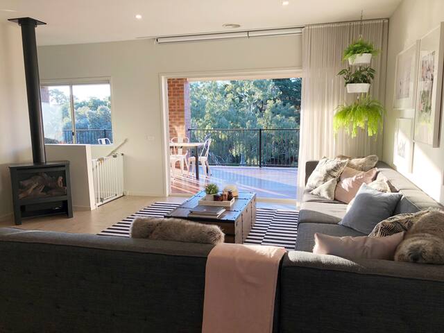 Large Beautiful Home. Central to Melbourne gallery image 3