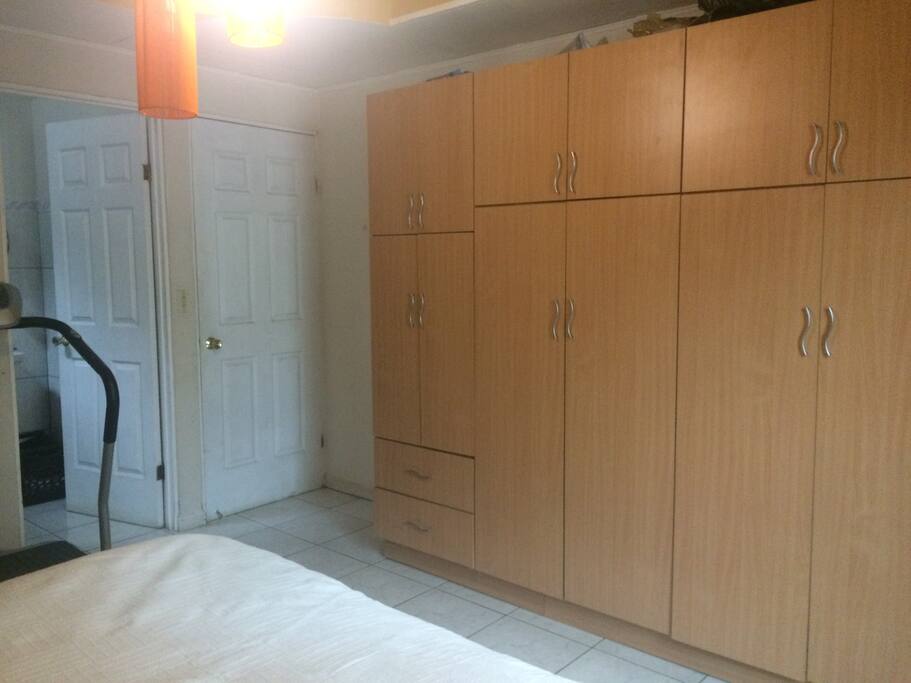 Amplio closet para sus pertenencias
