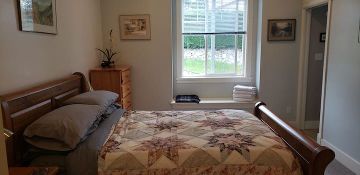 Chumba cha kulala cha msingi kilicho na kitanda cha ukubwa wa malkia na chumba cha kulala