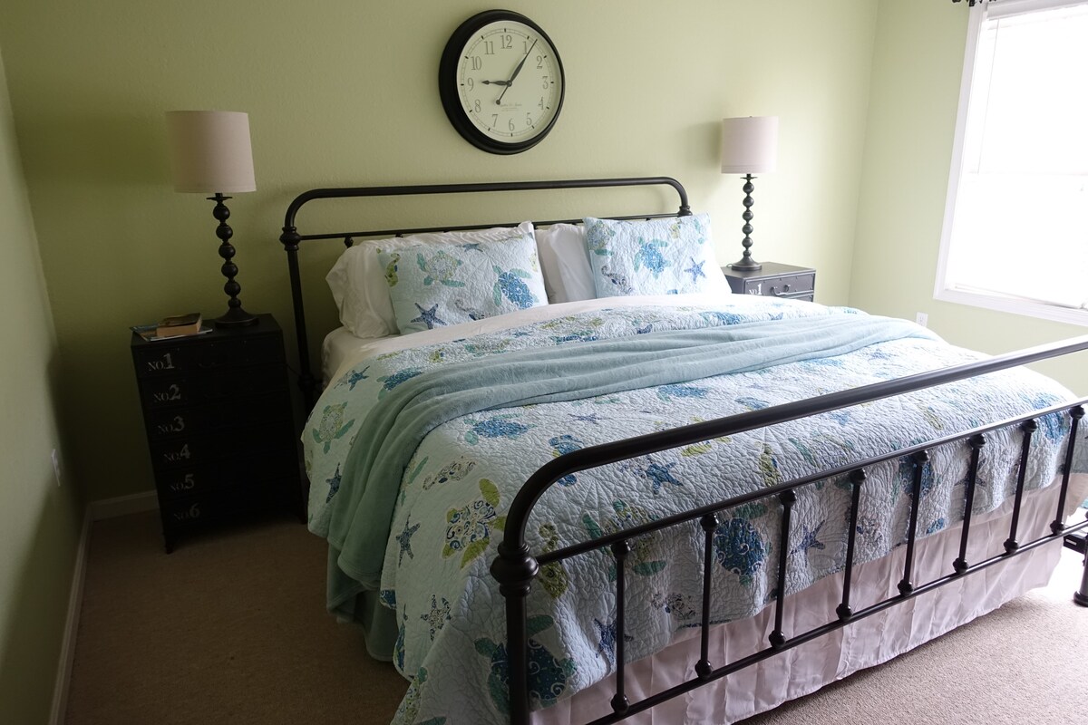 spálňa s manželskou posteľou, televízorom a DVD prehrávačom