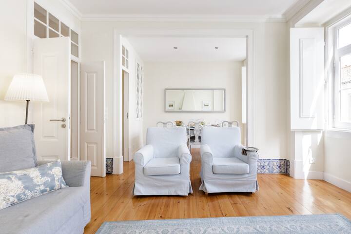 BEST LOCATION-18th Century Charming Apartment! gallery image 2