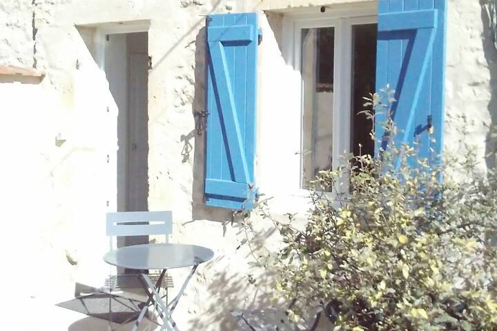 nice detached cottage with pool and wifi