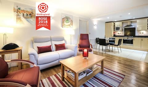 Popular Airbnb listing: Luxurious 2 bed ground floor apartment + parking in Bath And North East Somerset