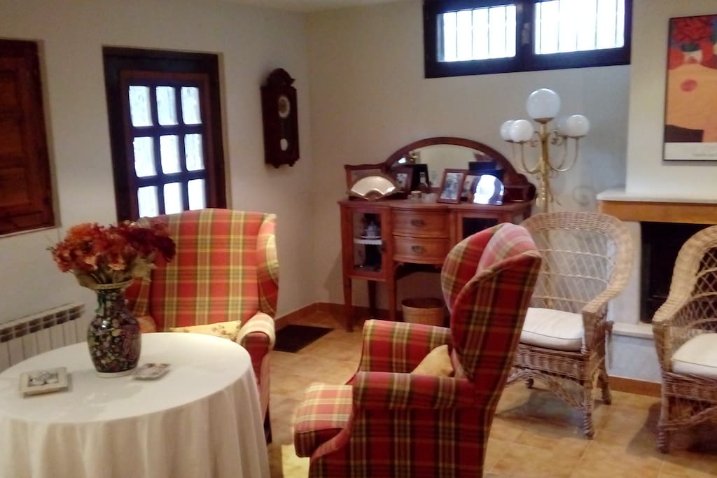 otro salon en parte de abajo.tambien con chimeneaplanta calle