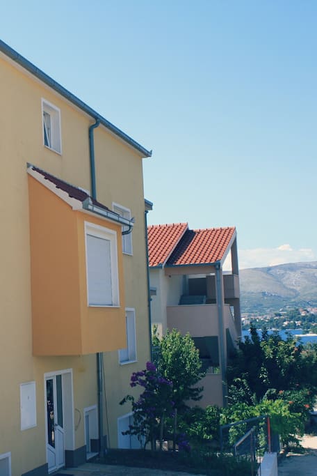 Hauseingang mit Meer im Hintergrund