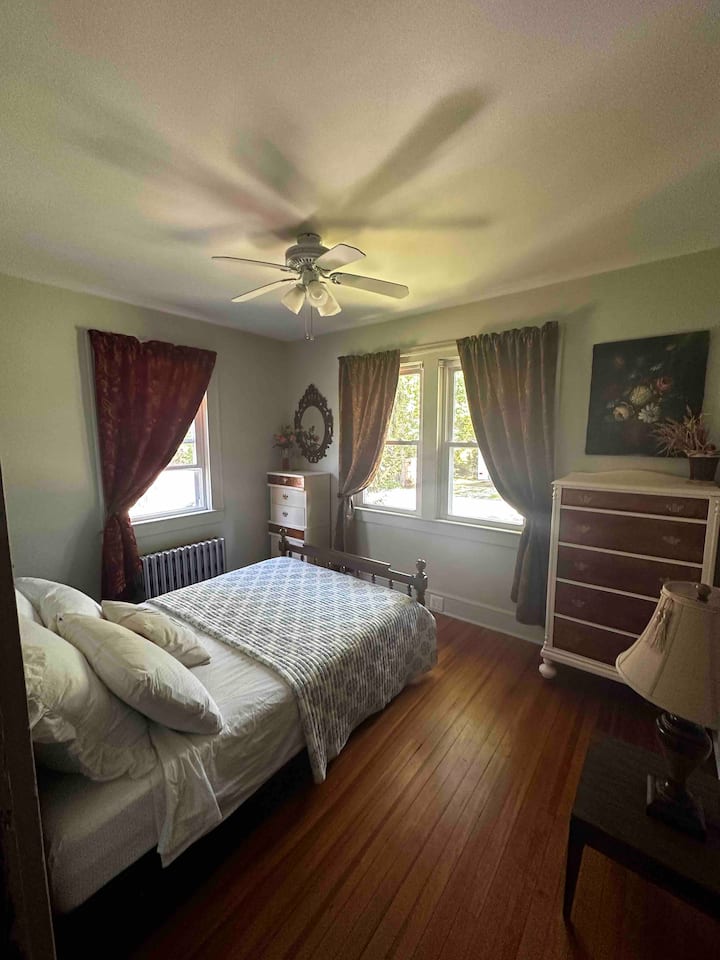 Segundo dormitorio con una cómoda cama de tamaño completo.