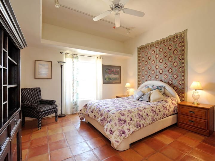 Basil Bedroom-Complete Literature Classics on Shelf