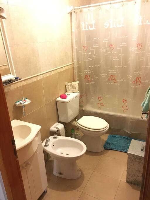 Baño cómodo, con bañera.