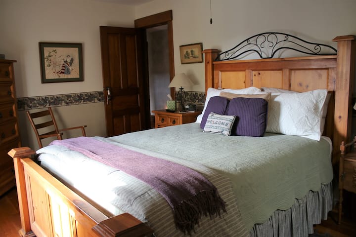 Spinning Loft Queen Bedroom with private bath