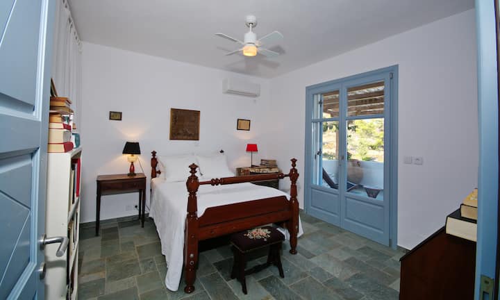 Hoofdgastenkamer, gastenverdieping.  Openslaande ramen naar eigen terras 