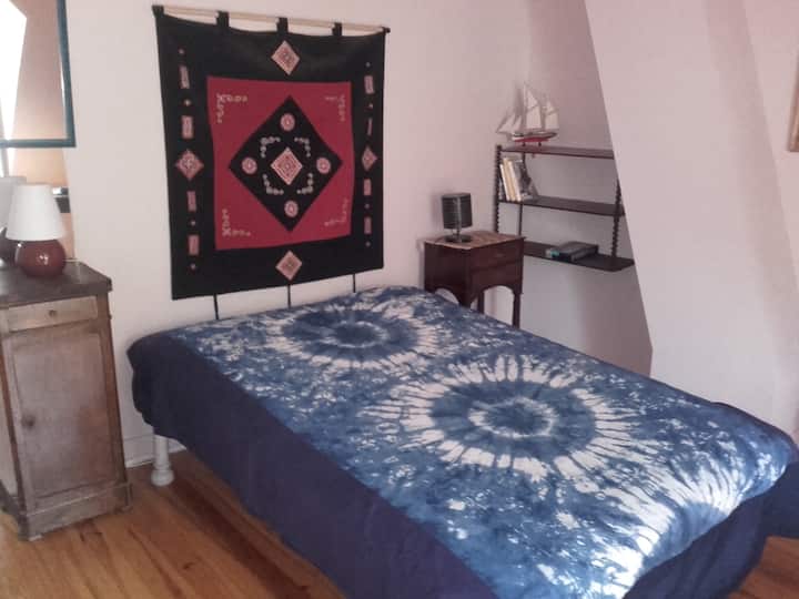 Na katu u spavaćoj sobi piše „na balkonu”