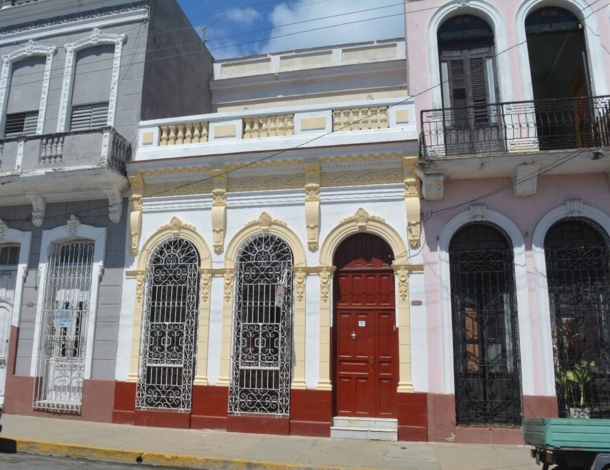 Vista frontal de nuestro Hostal / Front view of our Hostal