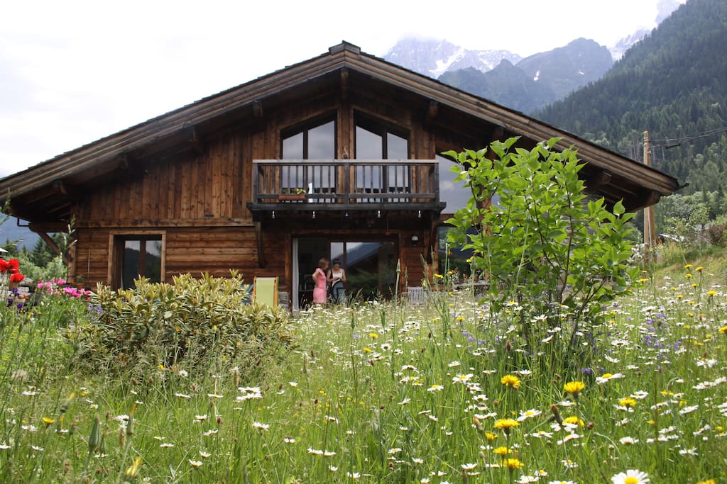 Le chalet en été. Summertime.