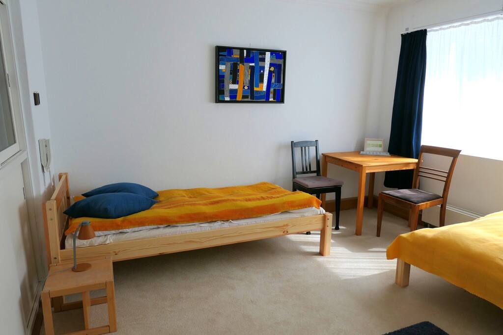 "gelbes Zimmer" mit 2 Einzelbetten, die auch zusammengestellt werden können