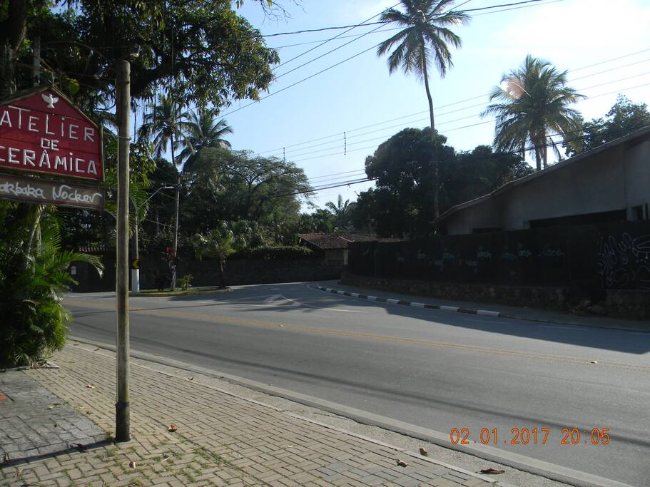 Avenida Almirante Tamandaré com bifurcação à direita para a Alameda Baepi II