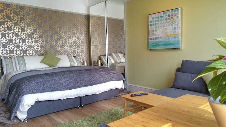 Queen size bed - 160cm x 200cm