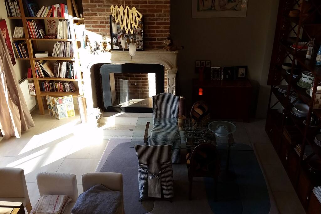 salle à manger avec la cheminée