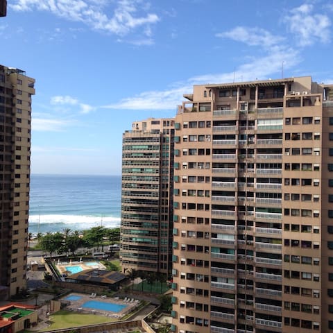 Apt3Qts até 9pessoas. Praia a 2 min a pé.