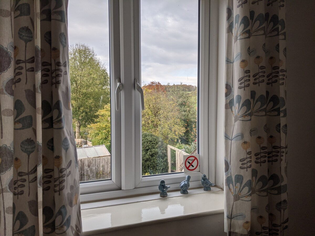 Ვუდლენდის ხედი ერთი საძინებლიდან.