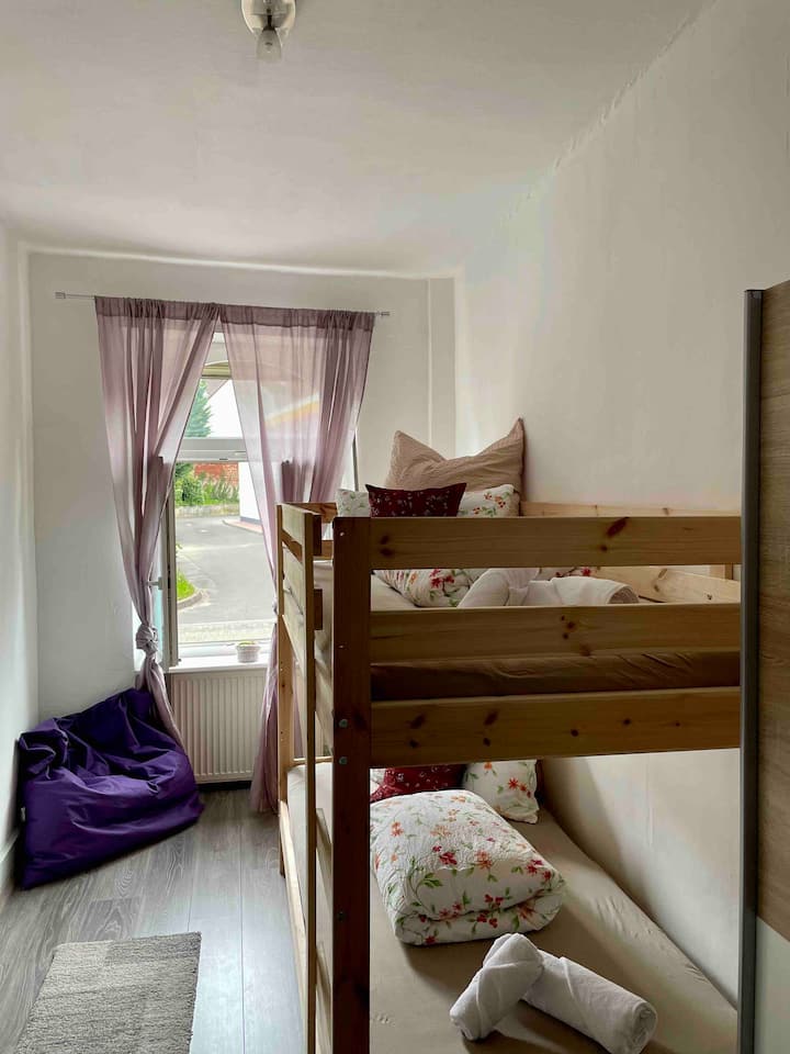 Chumba cha kulala #2 kilicho na vyumba viwili vya kulala vya mtu mmoja kwenye kitanda cha ghorofa hufanya fleti iwe bora kwa makundi madogo ya watalii na familia.