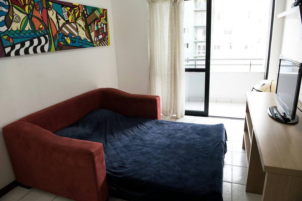 Varanda e janelas com tela de proteção. Seguro para crianças. Mesa de plástico extra com 2 cadeiras de plástico para refeições.