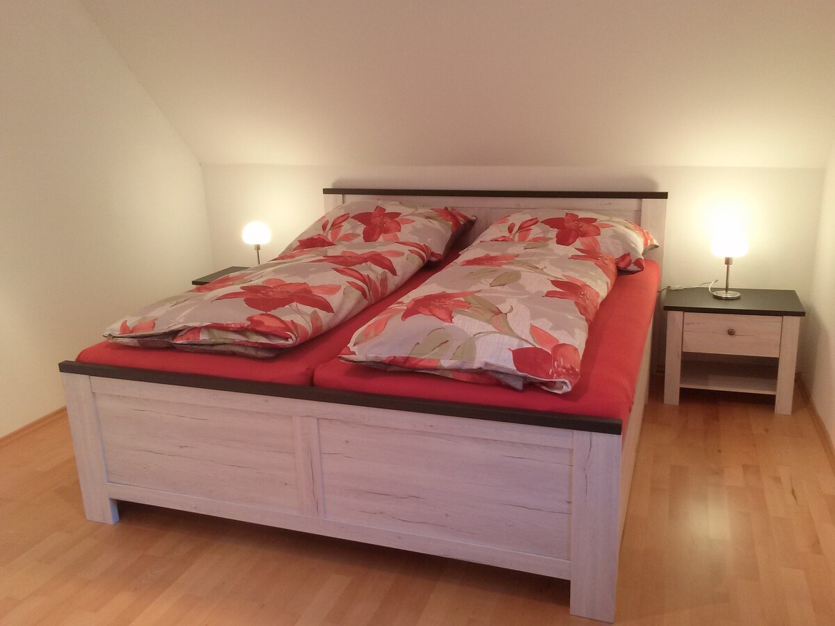 спална соба со удобни кревети