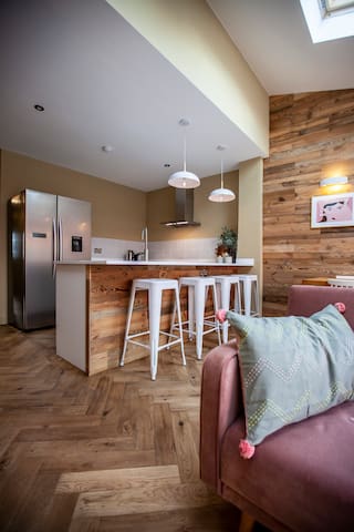 The Bee gallery image 4