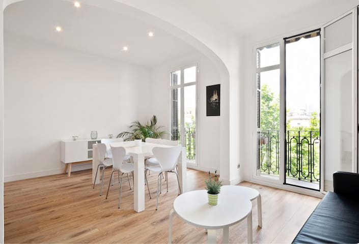 Delightful 2B apartment with views of Tibidabo! gallery image 4