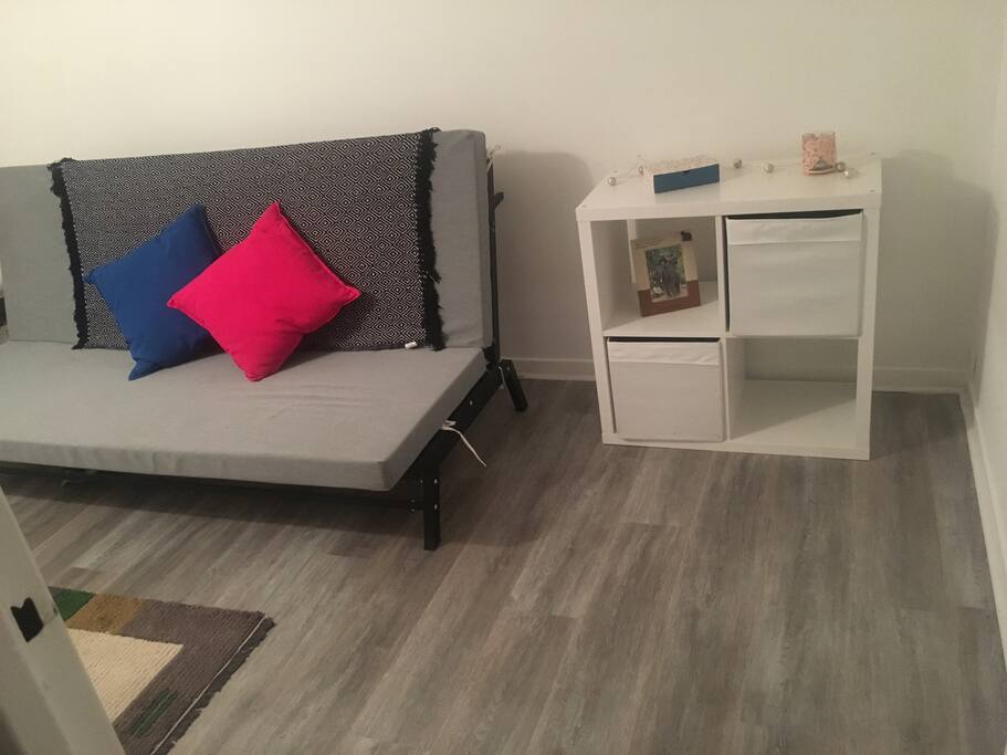 chambre privée 10m2 meublée , linge de lit fourni.