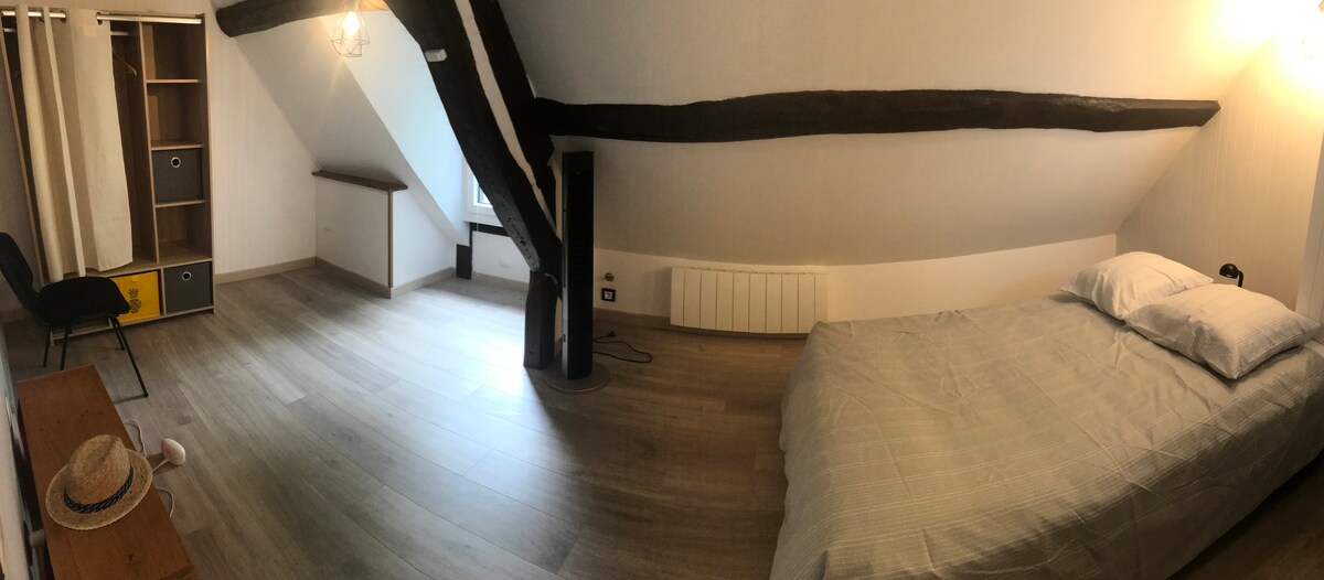 غرفة النوم الثانية في الطابق العلوي ، السرير 140