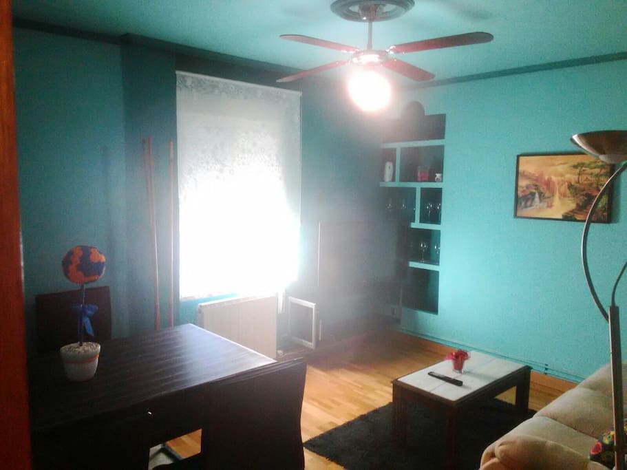Salón con TV plana