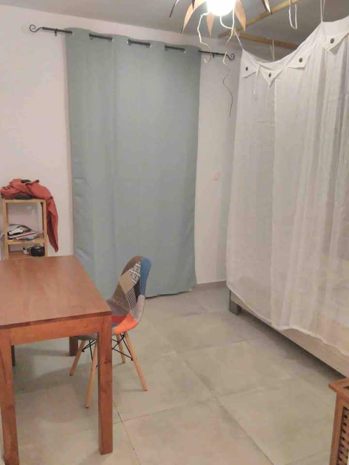 Habitación con pequeño escritorio y hermosa mosquitera