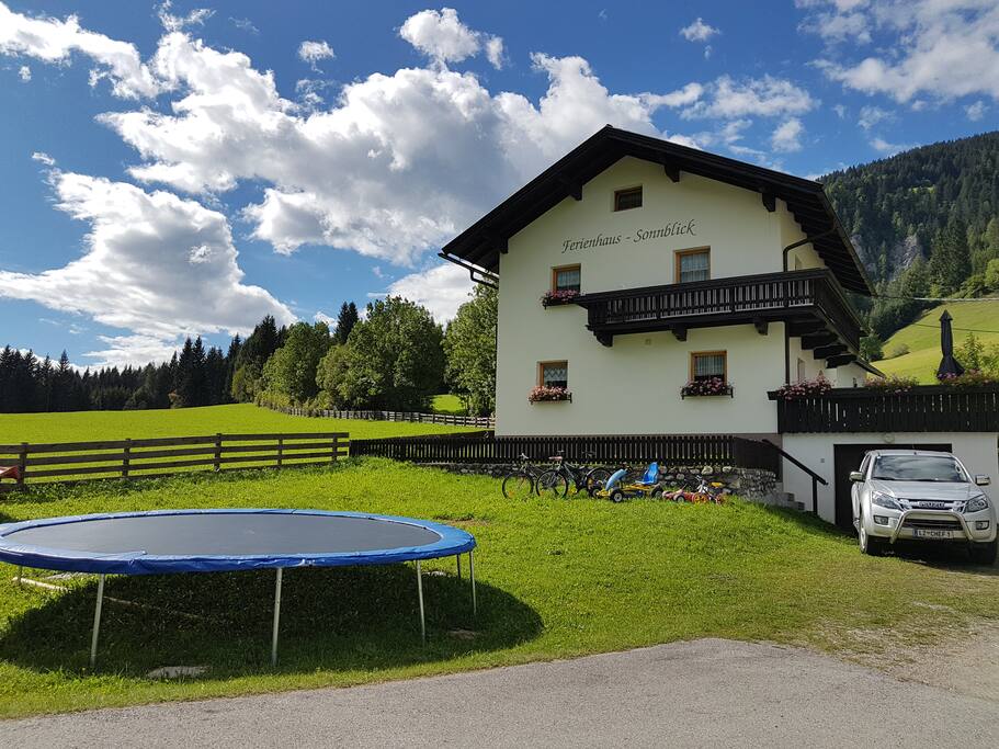 Trampolin, im Sommer wird auch ein Pool eingerichtet