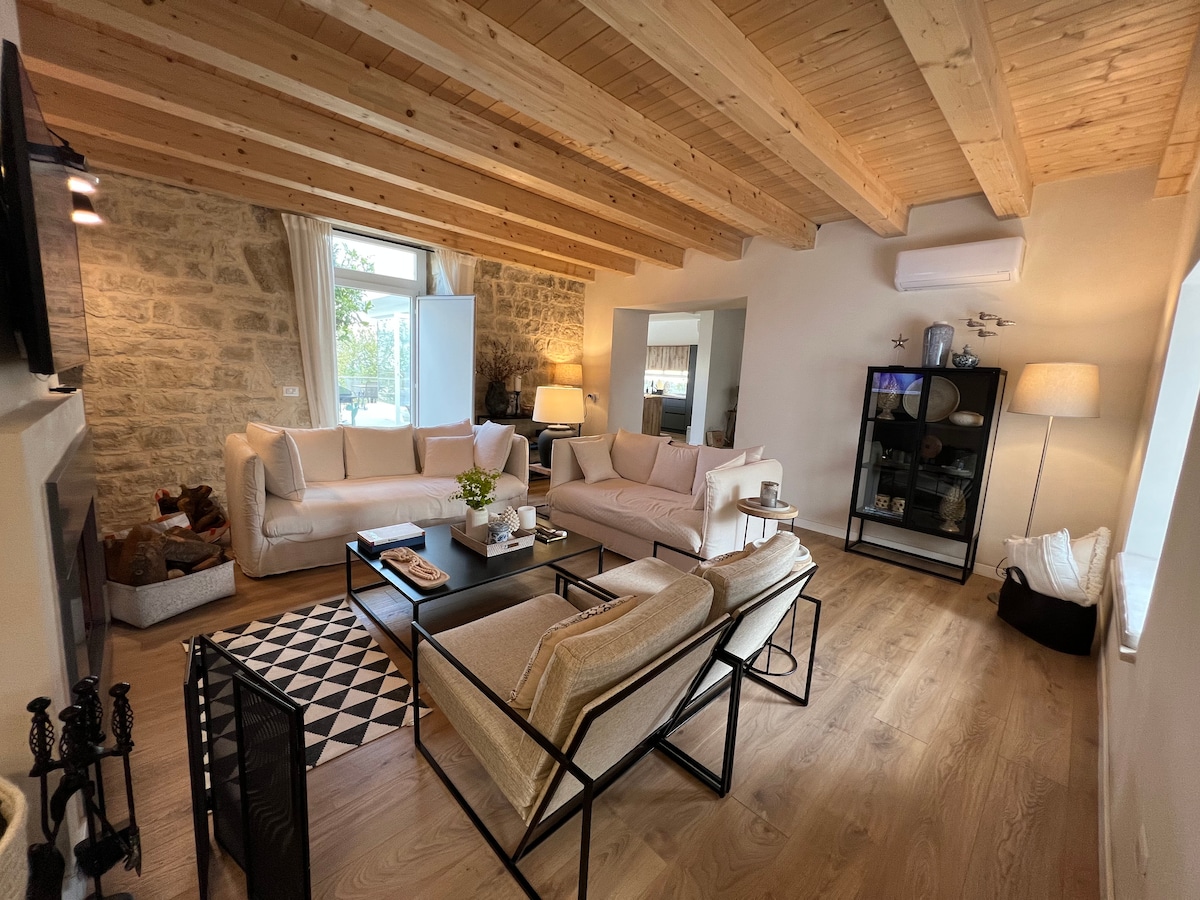 Top performing Airbnb: New bright 5 bedroom with pool. in Modica